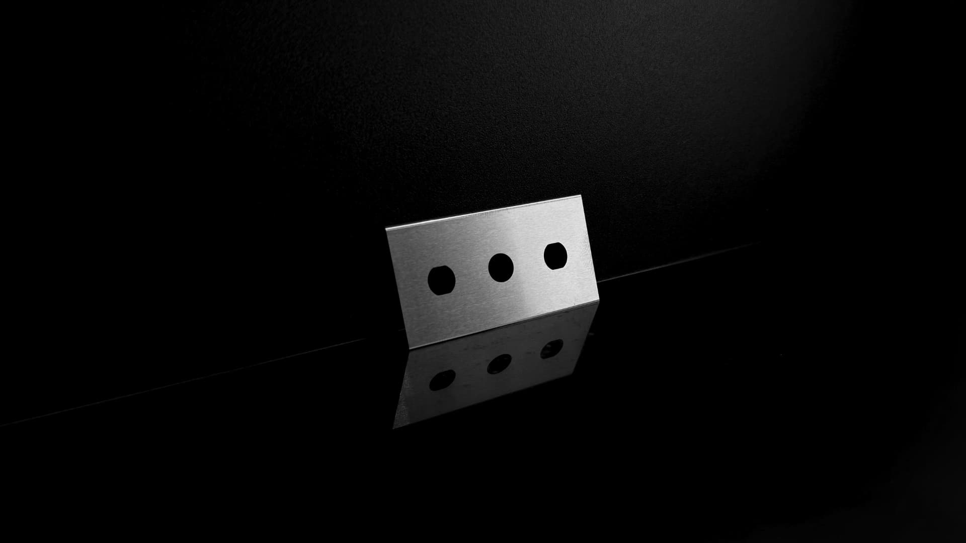 كربيد التنغستن أم HSS؟ اختيار مادة الشفرة المناسبة لتقطيع الأفلام